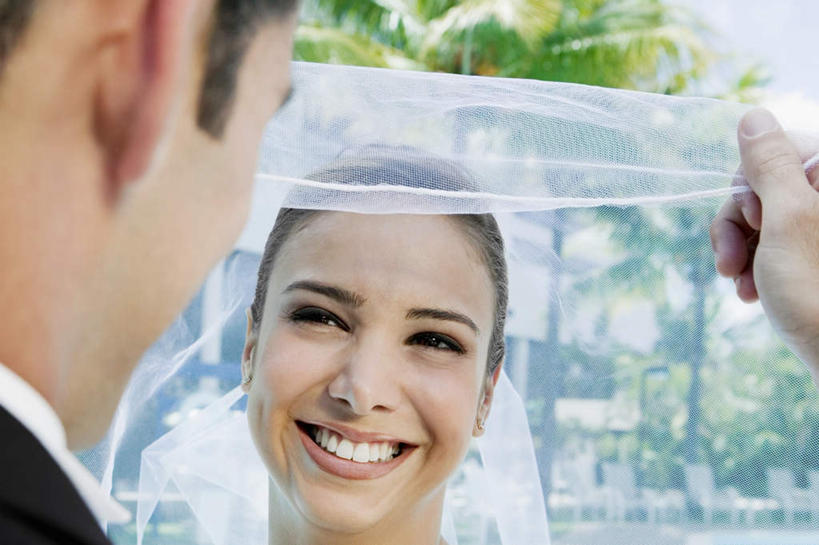 西方人,脸,头,脸颊,手,背部,两个人,家庭,夫妻,新娘,新郎,站,笑,微笑,露齿笑,横图,室外,特写,白天,正面,婚纱,衬衫,西装,爱情,婚礼,快乐,植物,棕榈树,叶子,欧洲,欧洲人,握,套装,头纱,正装,朦胧,模糊,庆祝,绿叶,领带,结婚,浪漫,拿,拿着,注视,职业装,肩膀,树,树木,绿色,自然,观察,看,站着,温暖,温馨,喜庆,一家人,手部,嫩叶,恩爱,握着,恋人,生长,成长,观看,纪念,单手,和睦,察看,关注,棕榈叶,男人,男性,年轻男性,年轻女性,女人,女性,白种人,年轻人,头部,脸部,脸蛋,面部,夫妇,情侣,叶,叶片,站立,半身,彩图,衬衣,婚礼服,礼服,高兴,婚礼头纱,伴侣,融洽