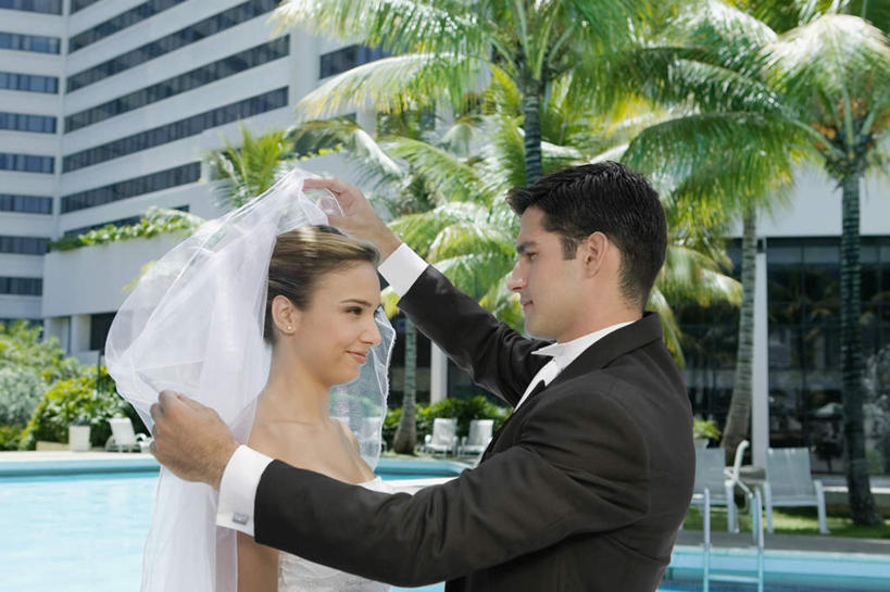 西方人,两个人,家庭,夫妻,新娘,新郎,体育馆,游泳池,宾馆,站,笑,微笑,露齿笑,横图,室外,白天,侧面,婚纱,衬衫,西装,爱情,婚礼,快乐,水,植物,棕榈树,叶子,欧洲,欧洲人,握,套装,头纱,正装,朦胧,模糊,庆祝,水池,水面,绿叶,领带,结婚,浪漫,拿,拿着,注视,职业装,泳池,树,树木,绿色,自然,观察,看,站着,温暖,温馨,喜庆,一家人,嫩叶,恩爱,握着,恋人,生长,成长,观看,纪念,和睦,察看,游泳馆,关注,棕榈叶,男人,男性,年轻男性,年轻女性,女人,女性,白种人,年轻人,夫妇,情侣,叶,叶片,站立,半身,彩图,衬衣,婚礼服,礼服,高兴,客店,客栈,旅店,旅馆,旅舍,汽车旅馆,婚礼头纱,伴侣,融洽