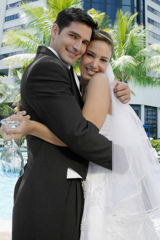 西方人,无人,两个人,家庭,夫妻,新娘,新郎,高楼大厦,站,抱,笑,微笑,露齿笑,竖图,室外,白天,侧面,婚纱,衬衫,西装,爱情,婚礼,快乐,植物,大厦,建筑,摩天大楼,棕榈树,杯子,叶子,欧洲,欧洲人,握,套装,头纱,正装,朦胧,模糊,庆祝,高脚杯,绿叶,领带,结婚,浪漫,拿,拿着,扭头,注视,职业装,玻璃制品,树,树木,绿色,自然,酒杯,观察,看,站着,转头,温暖,温馨,喜庆,一家人,嫩叶,恩爱,握着,恋人,生长,成长,抱着,观看,纪念,和睦,察看,搂着,关注,香槟杯,棕榈叶,男人,男性,年轻男性,年轻女性,女人,女性,白种人,年轻人,夫妇,情侣,叶,叶片,玻璃杯,怀抱,搂,搂抱,相抱,拥抱,站立,彩图,衬衣,婚礼服,礼服,高兴,大楼,高层建筑,高楼,摩天楼,婚礼头纱,伴侣,融洽