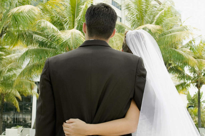 西方人,两个人,家庭,夫妻,新娘,新郎,体育馆,游泳池,站,抱,横图,室外,白天,婚纱,衬衫,西装,爱情,婚礼,快乐,水,植物,棕榈树,叶子,欧洲,欧洲人,套装,头纱,正装,朦胧,模糊,庆祝,水池,水面,绿叶,领带,结婚,浪漫,职业装,泳池,树,树木,背面,绿色,自然,站着,温暖,温馨,喜庆,一家人,嫩叶,恩爱,恋人,生长,成长,抱着,纪念,和睦,游泳馆,搂着,棕榈叶,男人,男性,年轻男性,年轻女性,女人,女性,白种人,年轻人,夫妇,情侣,叶,叶片,搂,搂抱,站立,半身,彩图,衬衣,婚礼服,礼服,高兴,婚礼头纱,伴侣,融洽