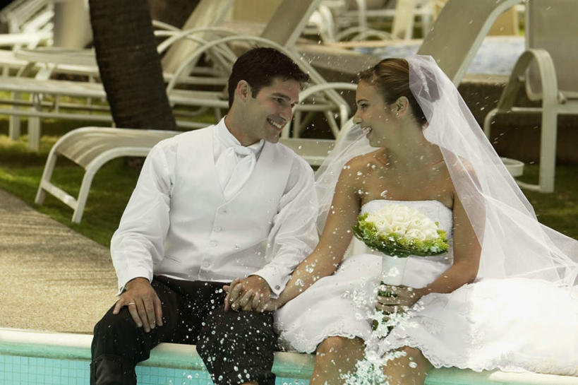 西方人,两个人,家庭,夫妻,新娘,新郎,体育馆,游泳池,坐,握手,笑,微笑,露齿笑,横图,室外,白天,正面,婚纱,衬衫,西装,爱情,婚礼,快乐,幸福,纯洁,热情,水,玫瑰,欧洲,欧洲人,握,飞溅,套装,头纱,正装,朦胧,模糊,庆祝,盛开,溅,捧花,手捧花,液体,水池,水滴,水面,玫瑰花,领带,结婚,浪漫,拿,花蕾,拿着,注视,职业装,泳池,水珠,花,花瓣,花朵,鲜花,花束,花苞,花蕊,观察,看,温暖,温馨,喜庆,一家人,恩爱,握着,恋人,观看,纪念,和睦,察看,游泳馆,关注,喷洒,感动,尊敬,婚礼捧花,天真,刺玫花,徘徊花,男人,男性,年轻男性,年轻女性,女人,女性,白种人,年轻人,夫妇,情侣,搀手,拉手,手拉手,手握手,坐着,半身,彩图,衬衣,婚礼服,礼服,高兴,婚礼头纱,伴侣,融洽