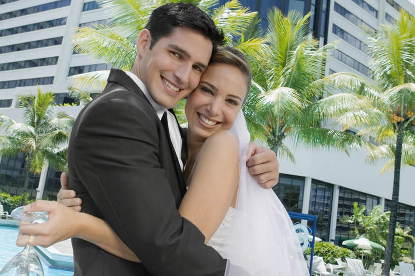 西方人,无人,两个人,家庭,夫妻,新娘,新郎,高楼大厦,站,抱,笑,微笑,露齿笑,横图,室外,白天,侧面,婚纱,衬衫,西装,爱情,婚礼,快乐,植物,大厦,建筑,摩天大楼,棕榈树,杯子,叶子,欧洲,欧洲人,握,套装,头纱,正装,朦胧,模糊,庆祝,高脚杯,绿叶,领带,结婚,浪漫,拿,拿着,扭头,注视,职业装,玻璃制品,树,树木,绿色,自然,酒杯,观察,看,站着,转头,温暖,温馨,喜庆,一家人,嫩叶,恩爱,握着,恋人,生长,成长,抱着,观看,纪念,和睦,察看,搂着,关注,香槟杯,棕榈叶,男人,男性,年轻男性,年轻女性,女人,女性,白种人,年轻人,夫妇,情侣,叶,叶片,玻璃杯,怀抱,搂,搂抱,相抱,拥抱,站立,彩图,衬衣,婚礼服,礼服,高兴,大楼,高层建筑,高楼,摩天楼,婚礼头纱,伴侣,融洽