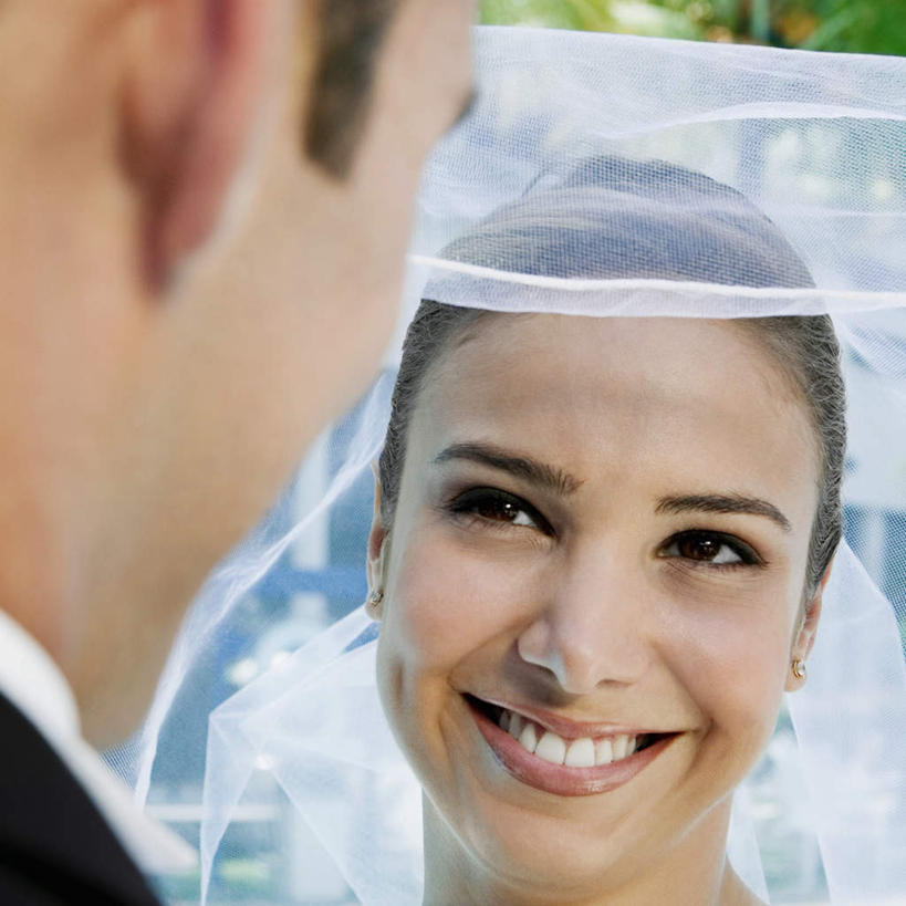 西方人,脸,头,脸颊,手,背部,两个人,家庭,夫妻,新娘,新郎,站,笑,微笑,露齿笑,方图,室外,特写,白天,正面,婚纱,衬衫,西装,爱情,婚礼,快乐,植物,棕榈树,叶子,欧洲,欧洲人,握,套装,头纱,正装,朦胧,模糊,庆祝,绿叶,领带,结婚,浪漫,拿,拿着,注视,职业装,肩膀,树,树木,绿色,自然,观察,看,站着,温暖,温馨,喜庆,一家人,手部,嫩叶,恩爱,握着,恋人,生长,成长,观看,纪念,单手,和睦,察看,关注,棕榈叶,男人,男性,年轻男性,年轻女性,女人,女性,白种人,年轻人,头部,脸部,脸蛋,面部,夫妇,情侣,叶,叶片,站立,半身,彩图,衬衣,婚礼服,礼服,高兴,婚礼头纱,伴侣,融洽