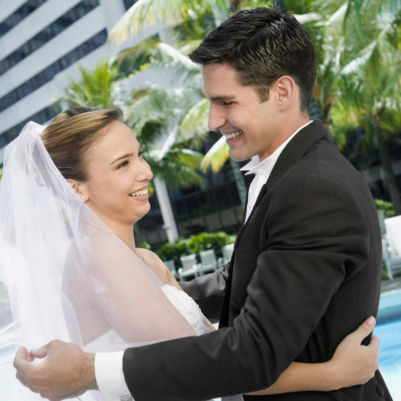 西方人,两个人,家庭,夫妻,新娘,新郎,宾馆,站,抱,笑,微笑,露齿笑,方图,室外,白天,侧面,婚纱,衬衫,西装,爱情,婚礼,快乐,植物,棕榈树,叶子,欧洲,欧洲人,套装,头纱,正装,朦胧,模糊,庆祝,绿叶,领带,结婚,浪漫,注视,职业装,相视,树,树木,绿色,自然,观察,看,站着,温暖,温馨,喜庆,一家人,面对面,嫩叶,恩爱,恋人,生长,成长,抱着,观看,纪念,对视,和睦,察看,互视,搂着,关注,相对,棕榈叶,相看,男人,男性,年轻男性,年轻女性,女人,女性,白种人,年轻人,夫妇,情侣,叶,叶片,怀抱,搂,搂抱,相抱,拥抱,站立,半身,彩图,衬衣,婚礼服,礼服,高兴,客店,客栈,旅店,旅馆,旅舍,汽车旅馆,婚礼头纱,伴侣,融洽