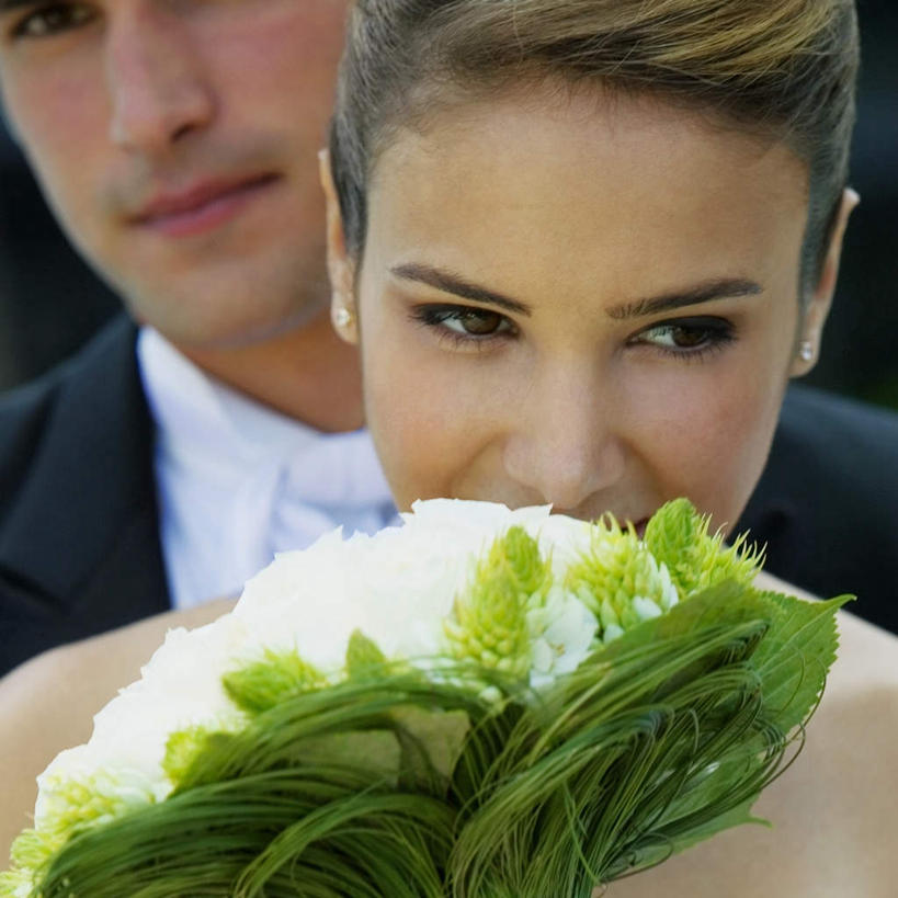 西方人,脸,头,脸颊,两个人,家庭,夫妻,新娘,新郎,站,笑,微笑,方图,室外,特写,白天,正面,衬衫,西装,爱情,婚礼,快乐,幸福,纯洁,热情,玫瑰,欧洲,欧洲人,套装,正装,朦胧,模糊,庆祝,盛开,捧花,手捧花,玫瑰花,领带,结婚,浪漫,花蕾,注视,职业装,肩膀,花,花瓣,花朵,鲜花,花束,花苞,花蕊,观察,看,站着,温暖,温馨,喜庆,一家人,恩爱,遮,遮掩,恋人,观看,纪念,和睦,察看,掩盖,遮挡,关注,感动,遮盖,尊敬,掩饰,婚礼捧花,天真,刺玫花,徘徊花,男人,男性,年轻男性,年轻女性,女人,女性,白种人,年轻人,头部,脸部,脸蛋,面部,夫妇,情侣,站立,半身,彩图,衬衣,高兴,伴侣,融洽