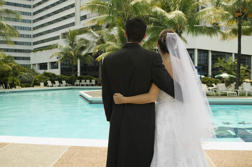 西方人,两个人,家庭,夫妻,新娘,新郎,体育馆,游泳池,站,抱,横图,室外,白天,婚纱,衬衫,西装,爱情,婚礼,快乐,水,植物,棕榈树,叶子,欧洲,欧洲人,套装,头纱,正装,朦胧,模糊,庆祝,水池,水面,绿叶,领带,结婚,浪漫,职业装,泳池,树,树木,背面,绿色,自然,站着,温暖,温馨,喜庆,一家人,嫩叶,恩爱,恋人,生长,成长,抱着,纪念,和睦,游泳馆,搂着,棕榈叶,男人,男性,年轻男性,年轻女性,女人,女性,白种人,年轻人,夫妇,情侣,叶,叶片,搂,搂抱,站立,半身,彩图,衬衣,婚礼服,礼服,高兴,婚礼头纱,伴侣,融洽