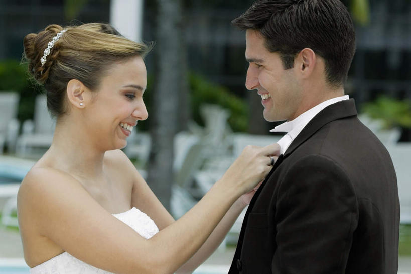 西方人,两个人,家庭,夫妻,新娘,新郎,横图,室外,白天,正面,爱情,婚礼,快乐,欧洲,欧洲人,朦胧,模糊,庆祝,结婚,浪漫,温暖,温馨,喜庆,一家人,恩爱,恋人,纪念,和睦,男人,男性,年轻男性,年轻女性,女人,女性,白种人,年轻人,夫妇,情侣,半身,彩图,高兴,伴侣,融洽