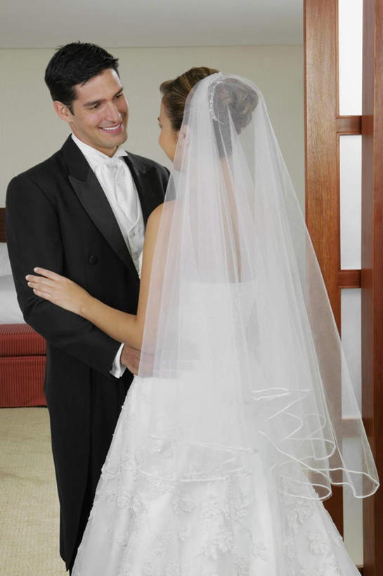 西方人,背部,两个人,家庭,夫妻,新娘,新郎,宾馆,站,抱,笑,微笑,露齿笑,竖图,室内,白天,正面,婚纱,衬衫,西装,爱情,婚礼,快乐,门,欧洲,欧洲人,拉门,套装,头纱,正装,朦胧,模糊,庆祝,墙,领带,结婚,浪漫,注视,职业装,移门,墙壁,墙面,白色,观察,看,站着,温暖,温馨,喜庆,一家人,恩爱,恋人,抱着,观看,纪念,和睦,察看,搂着,关注,障子,纸门,拉窗,纸拉窗,纸拉门,男人,男性,年轻男性,年轻女性,女人,女性,白种人,年轻人,夫妇,情侣,怀抱,搂,搂抱,相抱,拥抱,站立,半身,彩图,衬衣,婚礼服,礼服,高兴,客店,客栈,旅店,旅馆,旅舍,汽车旅馆,婚礼头纱,伴侣,融洽