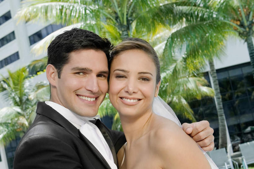 西方人,两个人,家庭,夫妻,新娘,新郎,宾馆,站,抱,笑,微笑,露齿笑,横图,室外,白天,侧面,婚纱,衬衫,西装,爱情,婚礼,快乐,植物,棕榈树,叶子,欧洲,欧洲人,套装,头纱,正装,朦胧,模糊,庆祝,绿叶,领带,结婚,浪漫,扭头,注视,职业装,树,树木,绿色,自然,观察,看,站着,转头,温暖,温馨,喜庆,一家人,嫩叶,恩爱,恋人,生长,成长,抱着,观看,纪念,和睦,察看,搂着,关注,棕榈叶,男人,男性,年轻男性,年轻女性,女人,女性,白种人,年轻人,夫妇,情侣,叶,叶片,怀抱,搂,搂抱,相抱,拥抱,站立,半身,彩图,衬衣,婚礼服,礼服,高兴,客店,客栈,旅店,旅馆,旅舍,汽车旅馆,婚礼头纱,伴侣,融洽