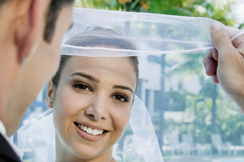 西方人,脸,头,脸颊,手,背部,两个人,家庭,夫妻,新娘,新郎,站,笑,微笑,露齿笑,横图,室外,特写,白天,正面,婚纱,衬衫,西装,爱情,婚礼,快乐,植物,棕榈树,叶子,欧洲,欧洲人,握,套装,头纱,正装,朦胧,模糊,庆祝,绿叶,领带,结婚,浪漫,拿,拿着,注视,职业装,肩膀,树,树木,绿色,自然,观察,看,站着,温暖,温馨,喜庆,一家人,手部,嫩叶,恩爱,握着,恋人,生长,成长,观看,纪念,单手,和睦,察看,关注,棕榈叶,男人,男性,年轻男性,年轻女性,女人,女性,白种人,年轻人,头部,脸部,脸蛋,面部,夫妇,情侣,叶,叶片,站立,半身,彩图,衬衣,婚礼服,礼服,高兴,婚礼头纱,伴侣,融洽