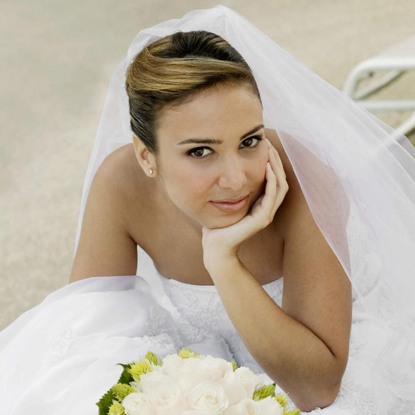 西方人,一个人,新娘,坐,笑,微笑,方图,俯视,室外,白天,婚纱,爱情,婚礼,快乐,幸福,纯洁,热情,草地,草坪,植物,玫瑰,椅子,欧洲,欧洲人,仅一个年轻女性,仅一个女性,仅一个人,撑,握,头纱,庆祝,盛开,捧花,手捧花,躺椅,玫瑰花,结婚,浪漫,拿,花蕾,拿着,托腮,注视,草,花,花瓣,花朵,鲜花,绿色,花束,花苞,花蕊,观察,看,托,温暖,温馨,喜庆,恩爱,握着,观看,纪念,沙滩椅,和睦,察看,关注,托下巴,感动,尊敬,婚礼捧花,天真,刺玫花,徘徊花,年轻女性,女人,女性,白种人,坐着,半身,彩图,高角度拍摄,婚礼服,礼服,高兴,婚礼头纱,融洽