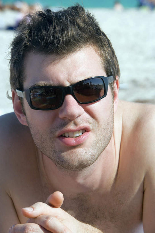 西方人,脸,头,脸颊,手,一个人,躺,竖图,室外,特写,白天,正面,海浪,海洋,欧洲,欧洲人,双手,仅一个男性,仅一个人,握,朦胧,模糊,墨镜,眼镜,浪花,注视,裸露,肩膀,仅一个年轻男性,海水,太阳镜,太阳眼镜,观察,看,趴着,手部,遮阳镜,握着,观看,察看,关注,裸,海景,卧着,男人,男性,年轻男性,白种人,头部,脸部,脸蛋,面部,大海,风浪,海,海水的波动,近岸浪,涌浪,趴,躺着,卧,半身,彩图