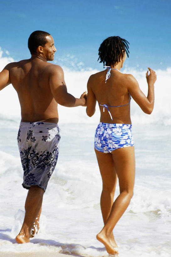 西方人,腿部,脚,脚趾,脚趾甲,腿,两个人,走,握手,笑,微笑,露齿笑,竖图,室外,白天,泳装,比基尼,爱情,海浪,海洋,沙滩,欧洲,非洲,黑人,欧洲人,泳裤,沙子,海岸,浪花,沙地,浪漫,注视,光脚,裸露,背面,海水,观察,看,温暖,温馨,赤脚,恩爱,恋人,观看,和睦,察看,关注,裸,海景,男人,男性,年轻男性,年轻女性,女人,女性,非洲人,脚指甲,情侣,大海,风浪,海,海水的波动,海滩,近岸浪,涌浪,步行,搀手,拉手,散步,手拉手,手握手,走路,彩图,全身,三点式,泳衣,伴侣,融洽