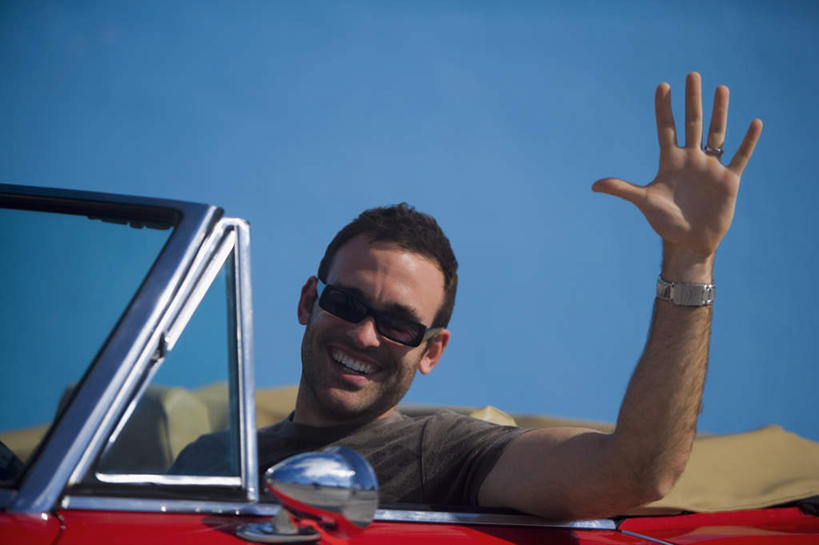 西方人,一个人,坐,举,笑,微笑,露齿笑,横图,室外,白天,侧面,安全,镜子,汽车,欧洲,欧洲人,仅一个男性,仅一个人,一辆,阴影,服装,时间,反射,光线,墨镜,时钟,手表,眼镜,影子,跑车,计时,挥手,注视,休闲装,再见,车,仅一个年轻男性,衣服,蓝色,蓝天,天空,阳光,太阳镜,太阳眼镜,钟表,交通工具,天,观察,看,手势,托,招手,休闲,休闲服,表,遮阳镜,服饰,后视镜,晴朗,告别,观看,腕表,镜像,察看,生命,镜面,关注,载具,摆动,敞篷跑车,离别,万里无云,光学,侧视镜,辞行,男人,男性,年轻男性,白种人,钟,晴空,晴空万里,举起,举手,举着,向上举,向上伸,向上托,坐着,半身,彩图