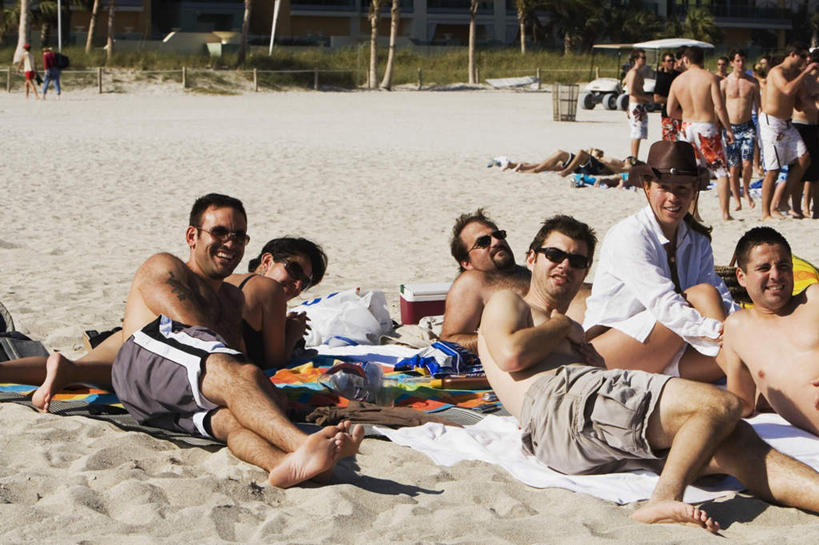 西方人,站,坐,躺,笑,微笑,露齿笑,横图,室外,白天,正面,沙滩,植物,棕榈树,叶子,欧洲,欧洲人,行人,游客,游人,服装,朦胧,模糊,墨镜,沙子,毯子,眼镜,海岸,绿叶,沙地,许多人,注视,休闲装,裸露,路人,旅客,树,树木,衣服,绿色,自然,太阳镜,太阳眼镜,垫子,观察,看,站着,一群人,休闲,休闲服,嫩叶,遮阳镜,服饰,生长,成长,观看,察看,关注,裸,棕榈叶,过客,沙滩垫,卧着,男人,男性,年轻男性,年轻女性,女人,女性,白种人,叶,叶片,海滩,躺着,卧,站立,坐着,半身,彩图