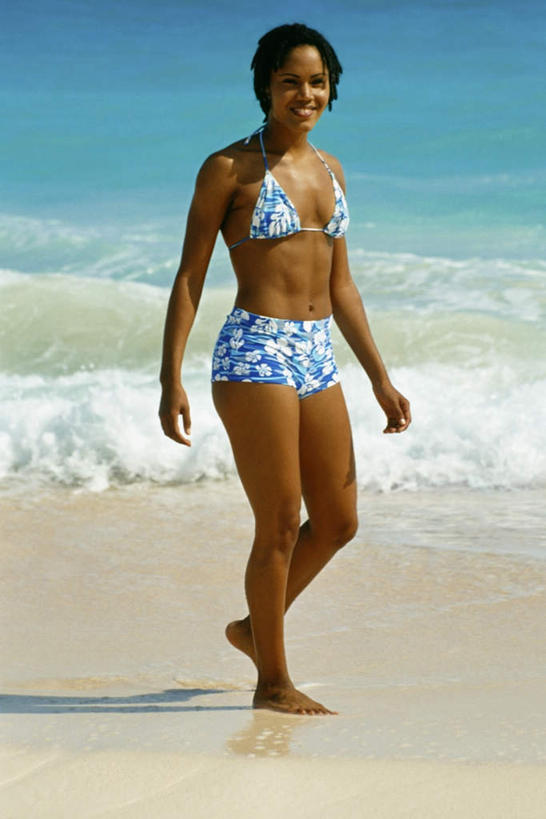 西方人,腿部,脚,脚趾,脚趾甲,腿,一个人,走,笑,微笑,露齿笑,竖图,室外,白天,正面,泳装,比基尼,海浪,海洋,沙滩,水,欧洲,非洲,黑人,欧洲人,仅一个年轻女性,仅一个女性,仅一个人,飞溅,溅,沙子,液体,海岸,浪花,水滴,沙地,注视,光脚,水珠,海水,观察,看,赤脚,观看,察看,关注,喷洒,海景,年轻女性,女人,女性,非洲人,脚指甲,大海,风浪,海,海水的波动,海滩,近岸浪,涌浪,步行,散步,走路,彩图,全身,三点式,泳衣