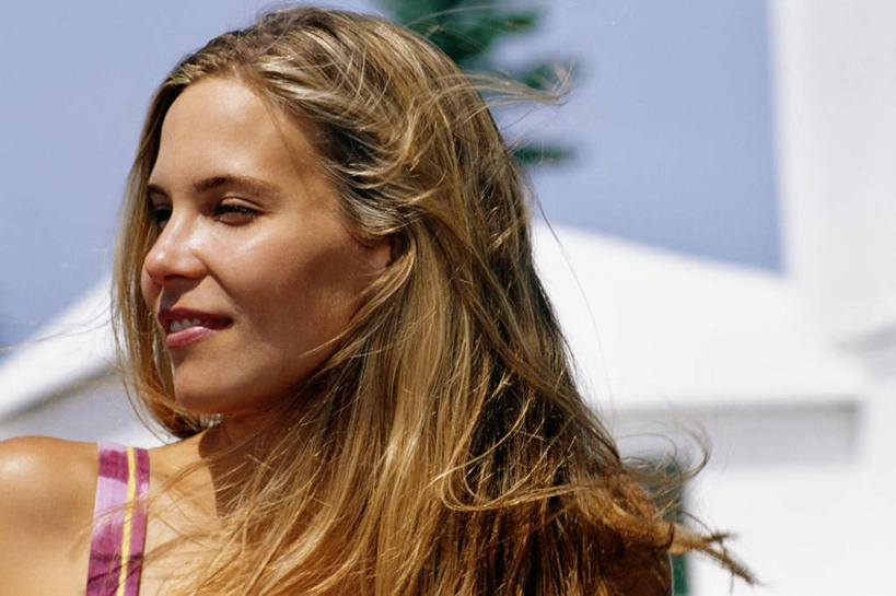 西方人,脸,头,脸颊,一个人,家,坐,笑,微笑,横图,室外,特写,白天,正面,泳装,比基尼,植物,欧洲,欧洲人,仅一个年轻女性,仅一个女性,仅一个人,阴影,朦胧,模糊,光线,影子,房屋,屋子,公寓,扭头,注视,洋房,楼房,肩膀,住宅,树,树木,蓝色,绿色,蓝天,天空,阳光,自然,天,观察,看,转头,生长,晴朗,成长,观看,察看,关注,万里无云,年轻女性,女人,女性,白种人,头部,脸部,脸蛋,面部,晴空,晴空万里,坐着,半身,彩图,三点式,泳衣,房子