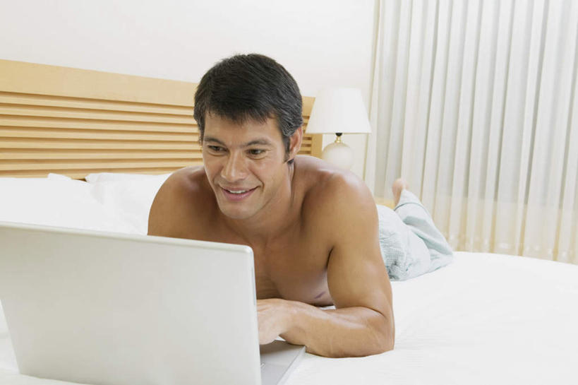 西方人,肌肉,健壮,一个人,躺,横图,室内,白天,正面,电脑,笔记本电脑,窗帘,床,卧室,欧洲,欧洲人,仅一个男性,仅一个人,仅一个中年男性,敲打,睡裤,装饰,网络,双人床,床单,注视,输入,通讯设备,被子,裸露,帘子,打字,观察,看,趴着,健康,遮阳,活力,力量,观看,青春,点击,华丽,修饰,敲击,点缀,察看,无线,被单,强壮,关注,裸,通信设备,无线网络,无线上网,便携式电脑,衬托,美观,雅致,雅观,卧着,按键,手提电脑,男人,男性,中年男性,白种人,趴,躺着,卧,彩图,全身,睡房,卧房