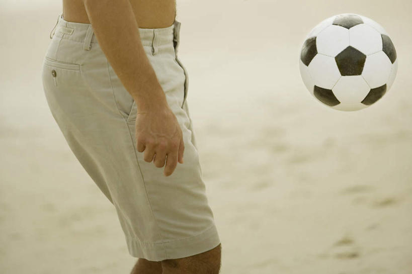 西方人,一个人,站,横图,俯视,室外,白天,足球,沙滩,欧洲,欧洲人,仅一个男性,仅一个人,短裤,裤子,朦胧,模糊,沙子,海岸,足球装备,沙地,运动器械,仅一个年轻男性,一个,站着,健身器械,沙滩裤,单个,健身器材,蹴鞠,足球运动,男人,男性,年轻男性,白种人,海滩,站立,半身,彩图,高角度拍摄,运动器材