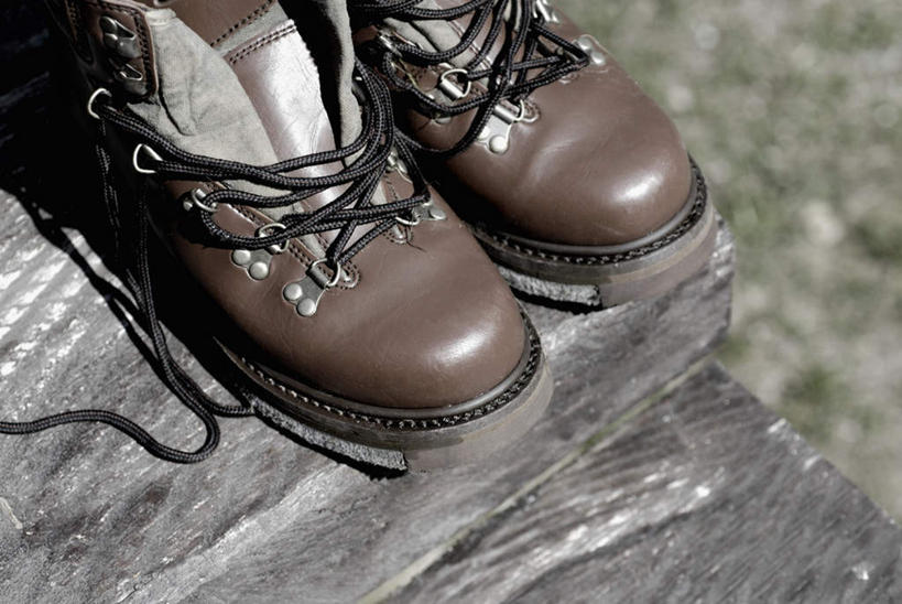 无人,横图,俯视,室外,特写,白天,鞋,草地,草坪,植物,地板,鞋子,一双,阴影,朦胧,模糊,反射,影子,皮革,地面,木地板,草,绿色,彩图,高角度拍摄,皮鞋