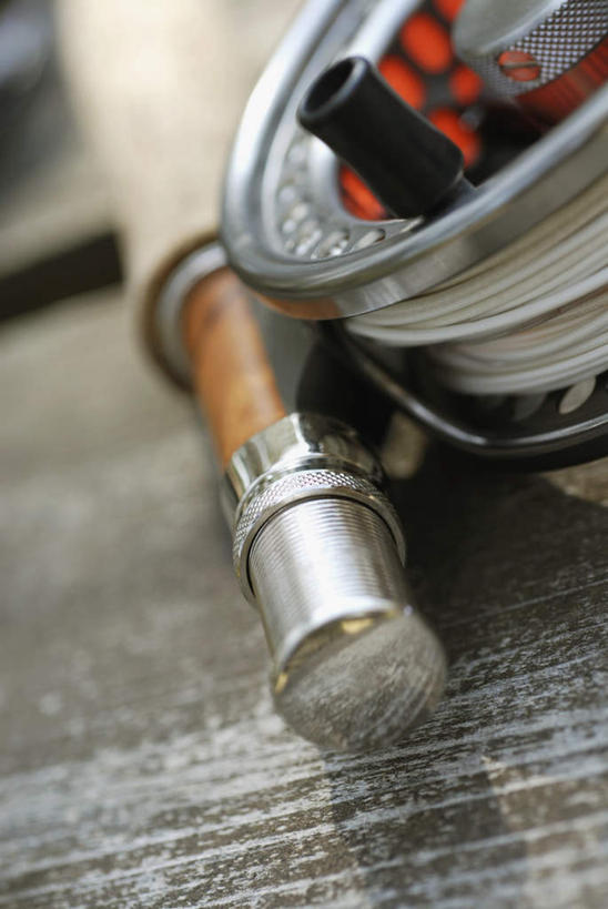 无人,竖图,俯视,室外,特写,白天,桌面,桌子,静物,钓鱼竿,阴影,朦胧,模糊,反射,木制,影子,木制品,渔具,鱼线轮,卷线器,钓竿,鱼竿,彩图,高角度拍摄,钓鱼