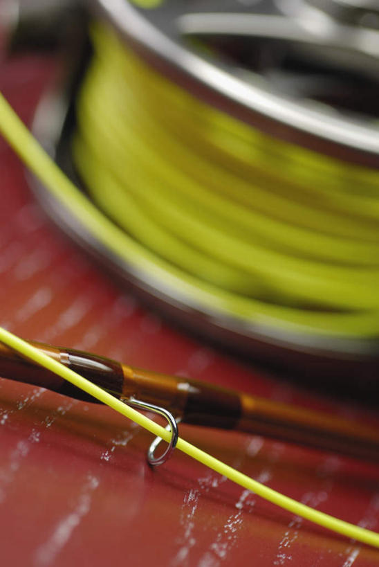 无人,竖图,俯视,室外,特写,白天,桌面,桌子,静物,阴影,朦胧,模糊,反射,木制,影子,一个,木制品,单个,渔具,鱼线轮,卷线器,彩图,高角度拍摄