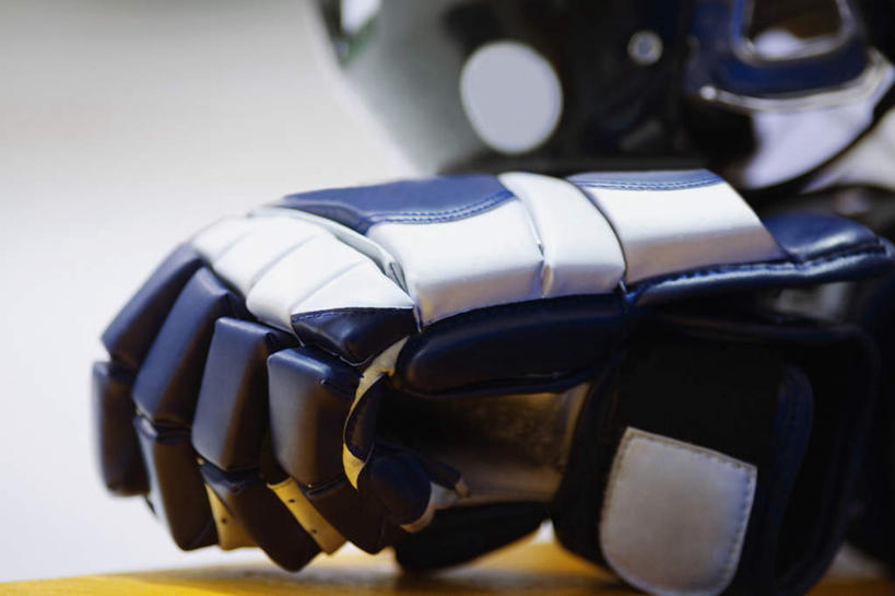 无人,横图,俯视,室外,特写,白天,安全,静物,帽子,阴影,朦胧,模糊,反射,头盔,影子,防护,安全帽,手套,保护,保险,保全,周全,安稳,安定,防护手套,平安,彩图,高角度拍摄