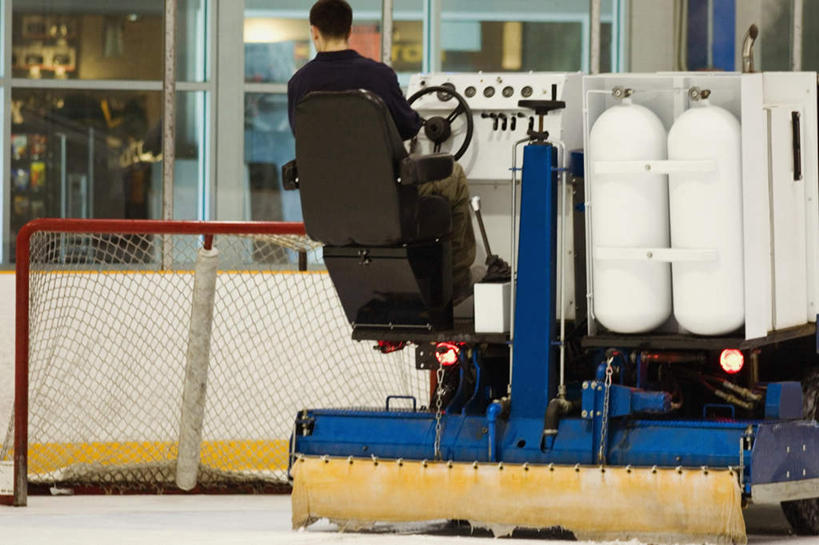 西方人,一个人,栏杆,坐,横图,室内,白天,工作服,制服,机器,仪器,窗户,欧洲,欧洲人,仅一个男性,仅一个人,仅一个中年男性,一辆,阴影,反射,影子,冰,围栏,扭头,注视,设备,护栏,玻璃窗,车,背面,方向盘,交通工具,浮冰,观察,驾驶,看,行驶,转头,寒冷,观看,操纵,控制,察看,冰冷,关注,载具,操控,溜冰场,严寒,把持,冰凉,酷寒,凛冽,凛凛,极冷,流冰,浮冰块,清扫车,工作制服,男人,男性,中年男性,白种人,坐着,彩图,全身,工作套服