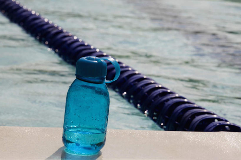 无人,游泳池,横图,室外,白天,正面,水,一根,阴影,朦胧,模糊,光线,影子,水池,水面,分界线,泳池,一个,紫色,阳光,瓶子,塑料制品,塑料瓶,单个,泳道线,分道线,泳池分割线,彩图