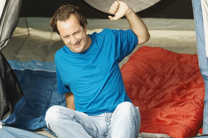 西方人,一个人,坐,举,笑,微笑,露齿笑,横图,俯视,室外,白天,旅游,度假,欧洲,欧洲人,仅一个男性,仅一个人,仅一个中年男性,阴影,服装,光线,影子,帐篷,注视,休闲装,娱乐,衣服,阳光,观察,看,托,享受,休闲,休闲服,放松,服饰,观看,察看,关注,露营,睡袋,野营,宿营,男人,男性,中年男性,白种人,举起,举手,举着,向上举,向上伸,向上托,坐着,半身,彩图,高角度拍摄