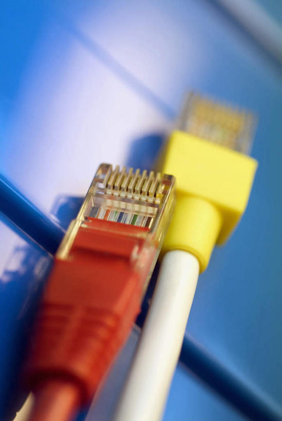 无人,竖图,俯视,室内,特写,白天,通讯,数据,静物,两根,阴影,朦胧,模糊,反射,传输,影子,黄色,红色,摄影,影棚,网线,水晶头,线缆,彩图,高角度拍摄,影棚拍摄,拍摄