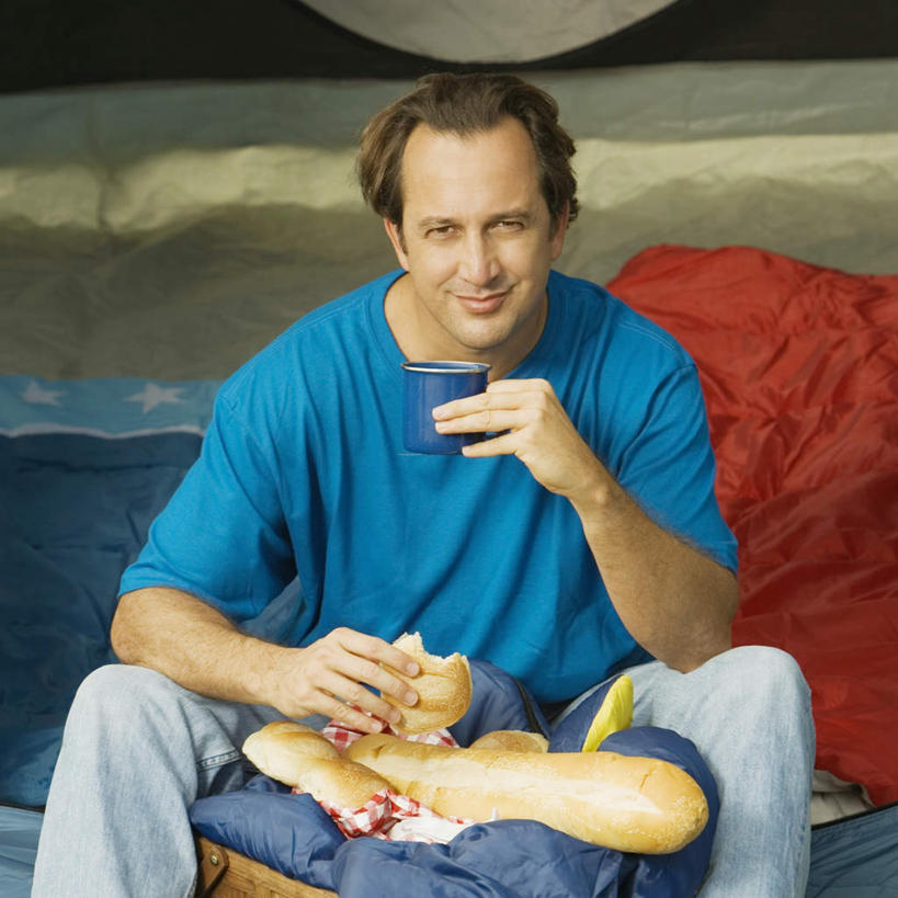 点心,面包,西方人,一个人,坐,笑,微笑,方图,室外,白天,正面,旅游,度假,杯子,欧洲,欧洲人,仅一个男性,仅一个人,仅一个中年男性,握,咬,阴影,服装,光线,瓷器,影子,帐篷,食品,面点,咖啡杯,陶瓷制品,注视,休闲装,娱乐,食物,糕点,衣服,阳光,观察,看,享受,休闲,休闲服,放松,握着,服饰,观看,咬着,察看,关注,瓷杯,露营,睡袋,野营,宿营,男人,男性,中年男性,白种人,坐着,半身,彩图