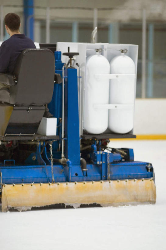 西方人,一个人,栏杆,坐,竖图,室内,白天,工作服,制服,机器,仪器,窗户,欧洲,欧洲人,仅一个男性,仅一个人,仅一个中年男性,一辆,阴影,反射,影子,冰,围栏,扭头,注视,设备,护栏,玻璃窗,车,背面,方向盘,交通工具,浮冰,观察,驾驶,看,行驶,转头,寒冷,观看,操纵,控制,察看,冰冷,关注,载具,操控,溜冰场,严寒,把持,冰凉,酷寒,凛冽,凛凛,极冷,流冰,浮冰块,清扫车,工作制服,男人,男性,中年男性,白种人,坐着,半身,彩图,工作套服