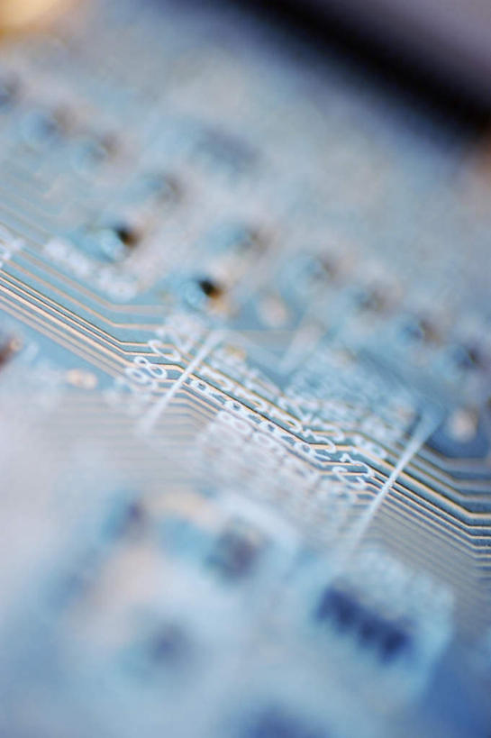 无人,竖图,室内,特写,白天,正面,静物,金属制品,阴影,朦胧,模糊,反射,金属,电路板,影子,庞大,线路板,复杂,印刷电路板,繁杂,PCB板铝基板,PCB电路板,超薄电路板,超薄线路板,高频板,彩图