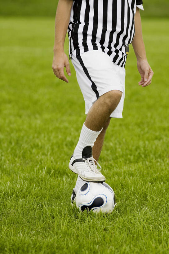 西方人,一个人,运动员,足球场,竖图,室外,白天,正面,运动服,运动鞋,足球,草地,草坪,植物,鞋子,欧洲,欧洲人,仅一个男性,仅一个人,仅一个中年男性,阴影,服装,光线,影子,足球鞋,足球装备,足球运动员,运动器械,踩,草,一个,衣服,绿色,阳光,踩着,健身器械,服饰,单个,衣着,穿着,健身器材,绿茵场,鞋钉,蹴鞠,衣饰,足球运动,男人,男性,中年男性,白种人,体育运动员,运动选手,半身,彩图,足球比赛场地,运动器材,运动装