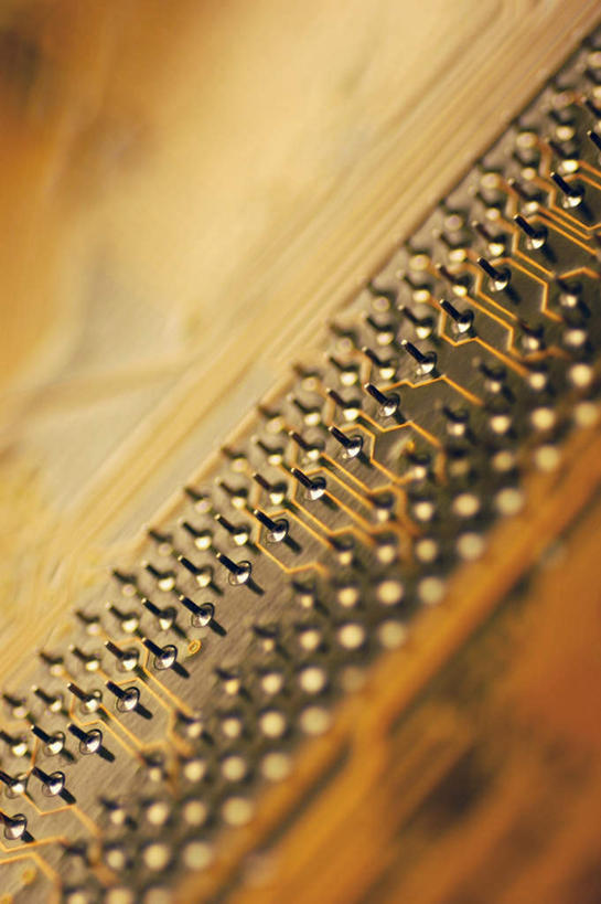 无人,竖图,俯视,室内,特写,白天,静物,金属制品,阴影,朦胧,模糊,反射,金属,电路板,影子,庞大,线路板,复杂,印刷电路板,繁杂,PCB板铝基板,PCB电路板,超薄电路板,超薄线路板,高频板,彩图,高角度拍摄