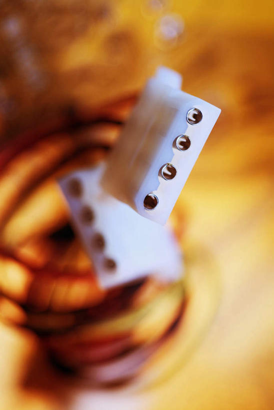 无人,竖图,俯视,室内,特写,白天,通讯,数据,静物,橙色背景,阴影,朦胧,模糊,环绕,缠绕,反射,传输,影子,摄影,影棚,网线,水晶头,纠缠,线缆,彩图,高角度拍摄,影棚拍摄,拍摄