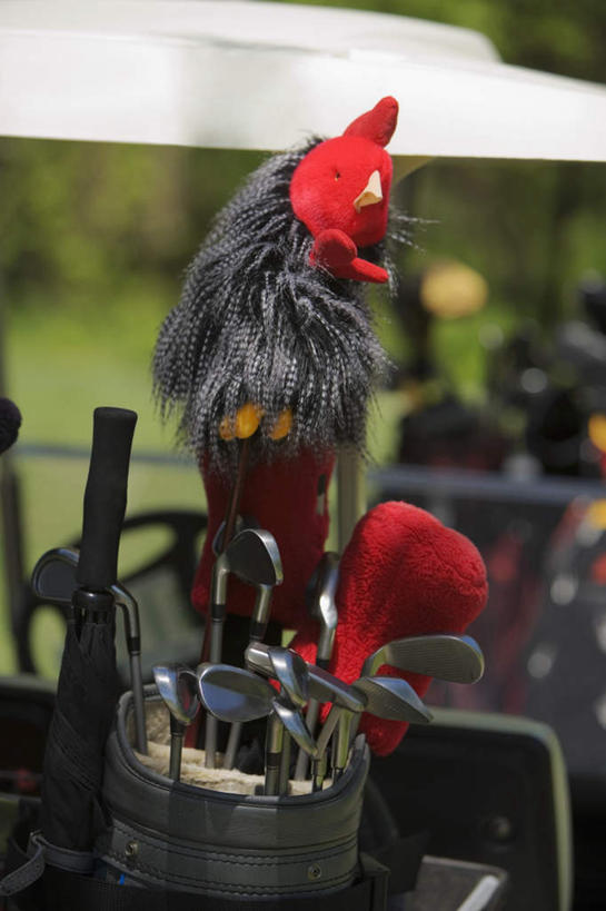 无人,竖图,室外,特写,白天,正面,雕塑,一辆,阴影,朦胧,模糊,艺术,装饰,光线,高尔夫,高尔夫球,雕刻,雕像,影子,阳光,工艺品,交通工具,纪念,美术,高尔夫球杆,载具,主题,高尔夫车,陈列,高尔夫运动,高尔夫球具,高尔夫球杆包,高尔夫拉杆箱,高尔夫拉杆包,高尔夫球车,高尔夫观光车,高尔夫用品,功能,美学,彩图