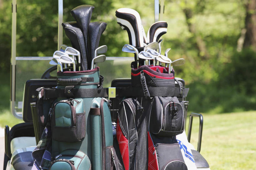 无人,横图,室外,白天,正面,草地,草坪,植物,道路,路,阴影,朦胧,模糊,光线,高尔夫,高尔夫球,影子,球场,小路,交通,高尔夫球场,草,树,树木,绿色,阳光,自然,生长,成长,高尔夫球杆,绿茵场,高尔夫运动,高尔夫球具,高尔夫球杆包,高尔夫拉杆箱,高尔夫拉杆包,彩图