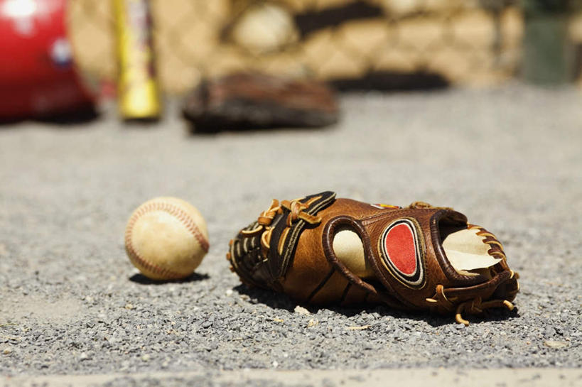 无人,体育馆,运动场,横图,室外,特写,白天,正面,锻炼,运动,棒球,垒球,阴影,朦胧,模糊,光线,棒球手套,影子,铁丝网,体育场,球,阳光,手套,运动馆,铁蒺藜,体育,彩图,健身