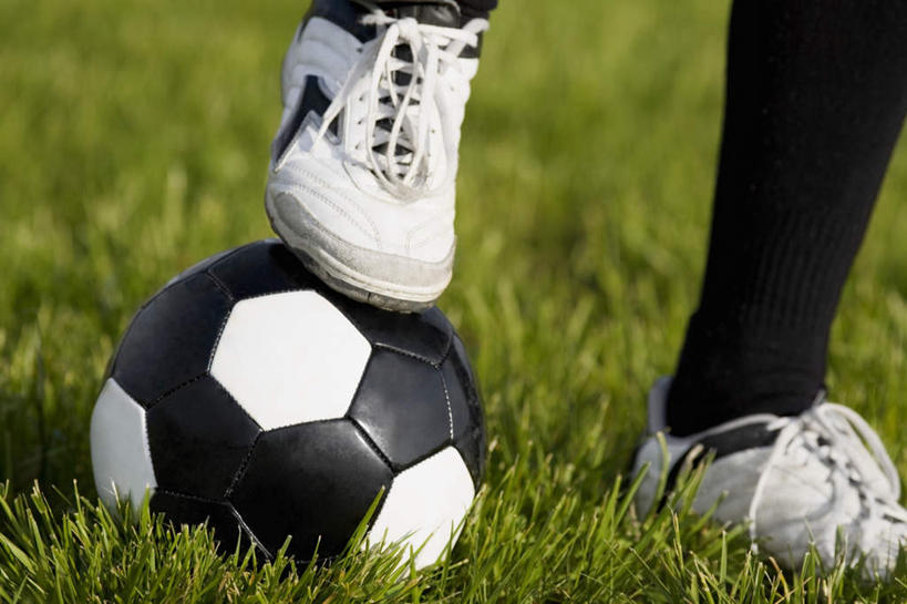 西方人,腿部,腿,一个人,运动员,足球场,横图,室外,特写,白天,正面,运动鞋,足球,草地,草坪,植物,鞋子,欧洲,欧洲人,仅一个男性,仅一个人,仅一个中年男性,一双,阴影,朦胧,模糊,光线,影子,足球鞋,足球装备,足球运动员,运动器械,踩,草,一个,绿色,阳光,踩着,健身器械,单个,健身器材,绿茵场,鞋钉,蹴鞠,足球运动,男人,男性,中年男性,白种人,体育运动员,运动选手,半身,彩图,足球比赛场地,运动器材