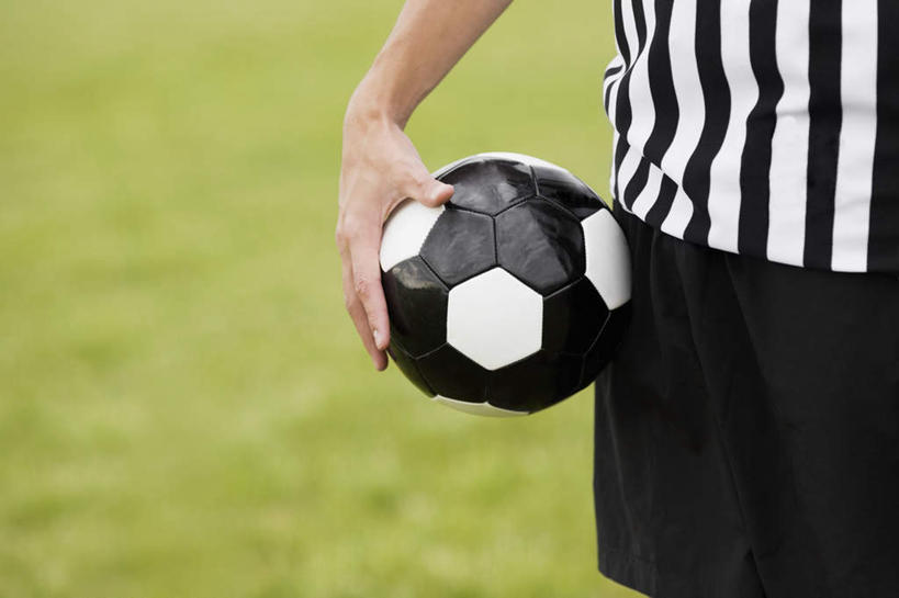 西方人,手,一个人,足球场,站,横图,室外,特写,白天,正面,运动服,足球,草地,草坪,植物,欧洲,欧洲人,仅一个男性,仅一个人,仅一个中年男性,裁判,握,阴影,服装,朦胧,模糊,光线,影子,足球装备,运动器械,草,一个,衣服,绿色,阳光,站着,手部,健身器械,握着,服饰,单个,单手,衣着,穿着,健身器材,绿茵场,蹴鞠,衣饰,足球运动,男人,男性,中年男性,白种人,站立,半身,彩图,足球比赛场地,运动器材,运动装