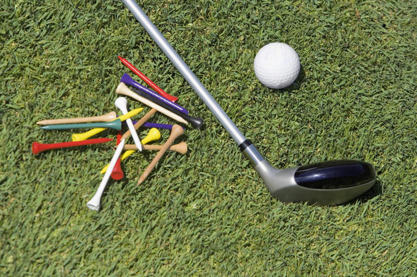 无人,横图,俯视,室外,特写,白天,草地,草坪,植物,一堆,许多,阴影,堆叠,堆积,光线,木制,高尔夫,高尔夫球,影子,球场,球座,高尔夫球场,草,一个,绿色,白色,阳光,木制品,单个,堆,支撑,高尔夫球杆,绿茵场,高尔夫运动,高尔夫球具,支持,彩图,高角度拍摄