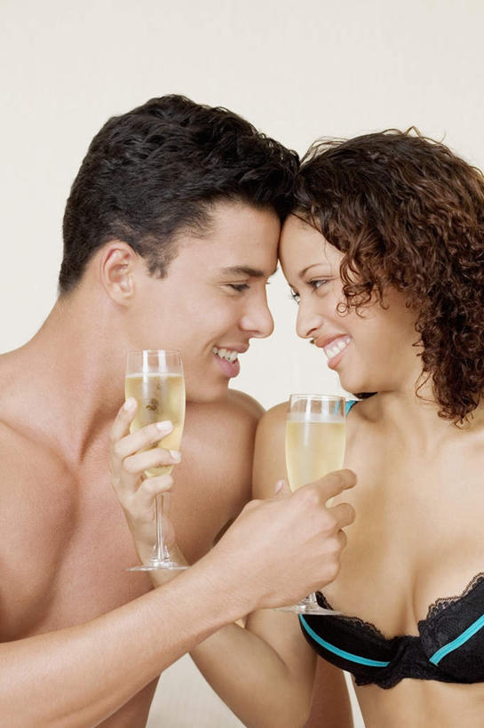 葡萄酒,西方人,两个人,家庭,夫妻,坐,笑,微笑,露齿笑,竖图,室内,白天,正面,爱情,奢侈,快乐,杯子,吊带,欧洲,欧洲人,握,阴影,睡衣,服装,反射,高脚杯,影子,墙,两杯,浪漫,注视,吊带衫,裸露,相视,墙壁,墙面,玻璃制品,酒,饮料,衣服,白色,酒杯,香槟,观察,看,温暖,温馨,一家人,面对面,恩爱,诱惑,握着,恋人,服饰,观看,对视,和睦,察看,互视,衣着,穿着,关注,交杯酒,交杯,裸,相对,香槟杯,相看,气泡酒,起泡酒,汽酒,寝衣,衣饰,男人,男性,年轻男性,年轻女性,女人,女性,白种人,年轻人,夫妇,情侣,玻璃杯,坐着,半身,彩图,高兴,欢笑,合卺,伴侣,融洽