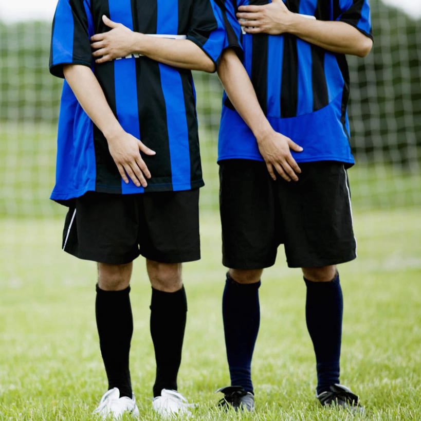 西方人,两个人,伙伴,朋友,运动员,足球场,站,方图,室内,白天,正面,运动服,运动鞋,友谊,合作,团队,草地,草坪,植物,鞋子,欧洲,欧洲人,阴影,服装,朦胧,模糊,光线,球门,影子,足球鞋,足球运动员,袜子,草,衣服,蓝色,绿色,黑色,阳光,站着,战略,服饰,长袜,衣着,穿着,绿茵场,长筒袜,鞋钉,联合,合谋,衣饰,长统袜,配合,协作,男人,男性,中年男性,白种人,体育运动员,运动选手,站立,半身,彩图,足球比赛场地,运动装