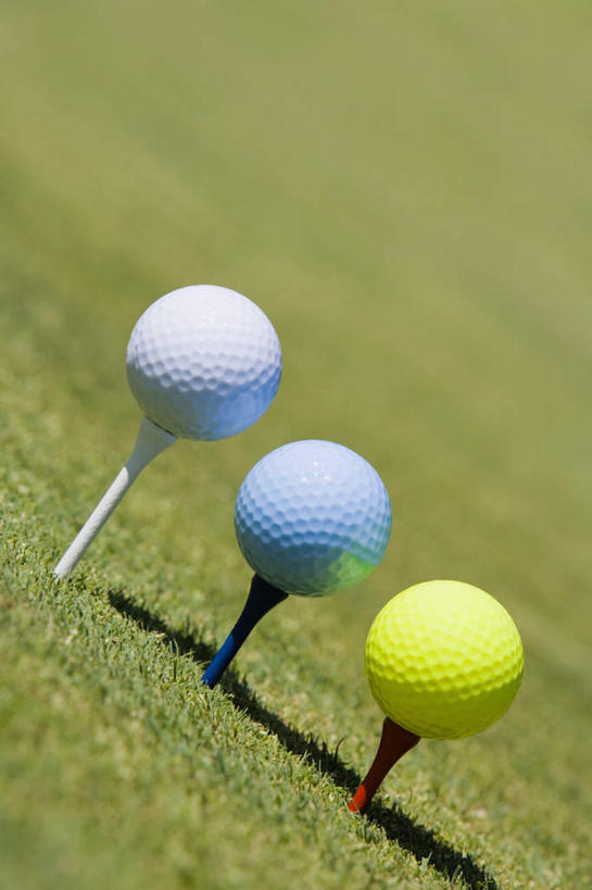 无人,竖图,室外,特写,白天,正面,美景,一排,阴影,朦胧,模糊,整齐,光线,木制,高尔夫,高尔夫球,影子,景观,球场,球座,高尔夫球场,排列,三个,黄色,蓝色,白色,阳光,自然,木制品,景色,支撑,队列,自然风光,绿茵场,高尔夫运动,高尔夫球具,支持,彩图