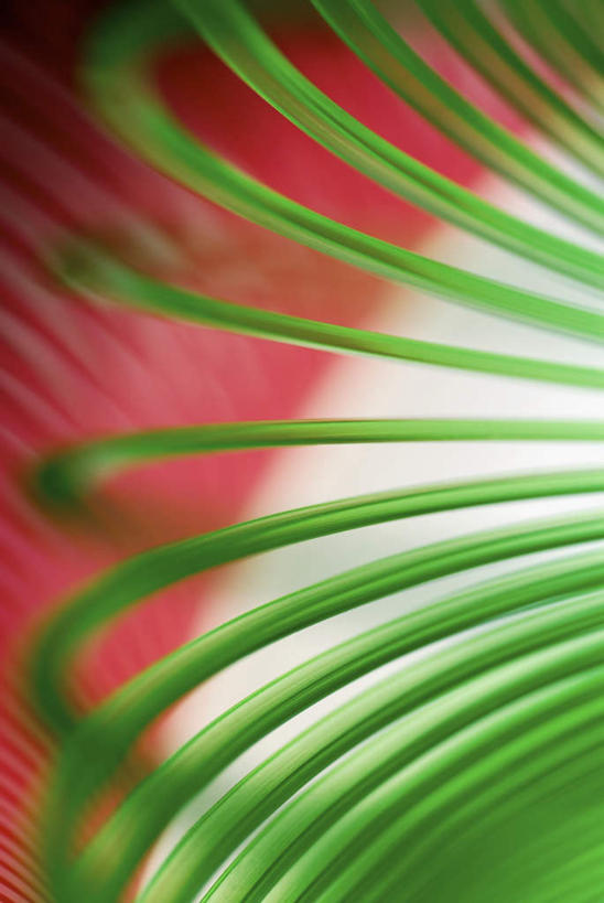 无人,竖图,彩色,室内,特写,白天,正面,游戏,彩虹,玩具,一排,阴影,整齐,环绕,缠绕,反射,螺旋,线条,影子,圈,七彩,玩,娱乐,排列,红色,绿色,休闲,益智,拉伸,庞大,活动,复杂,变形,队列,发泄,消遣,智力,纠缠,彩虹圈,宣泄,伸缩,繁杂,弹力,玩耍,嬉戏,彩图