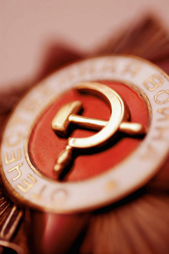 无人,竖图,俯视,室内,特写,白天,静物,敲打,朦胧,模糊,标志,锤子,工具,榔头,标识,一个,单个,五金,徽章,变形,紧固,矫正,共产党,警徽,塑形,镰刀,农具,牢固,耕具,割刀,彩图,高角度拍摄