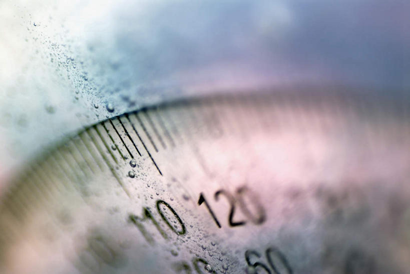无人,横图,俯视,室内,特写,白天,水,朦胧,模糊,测量,标志,数字,文字,液体,字符,刻度,水滴,标识,一个,尺,塑料制品,角度,阿拉伯数字,单个,测量工具,量角器,尺子,衡量,绘图,比例,测绘,量具,量仪,标度,量角尺,彩图,高角度拍摄