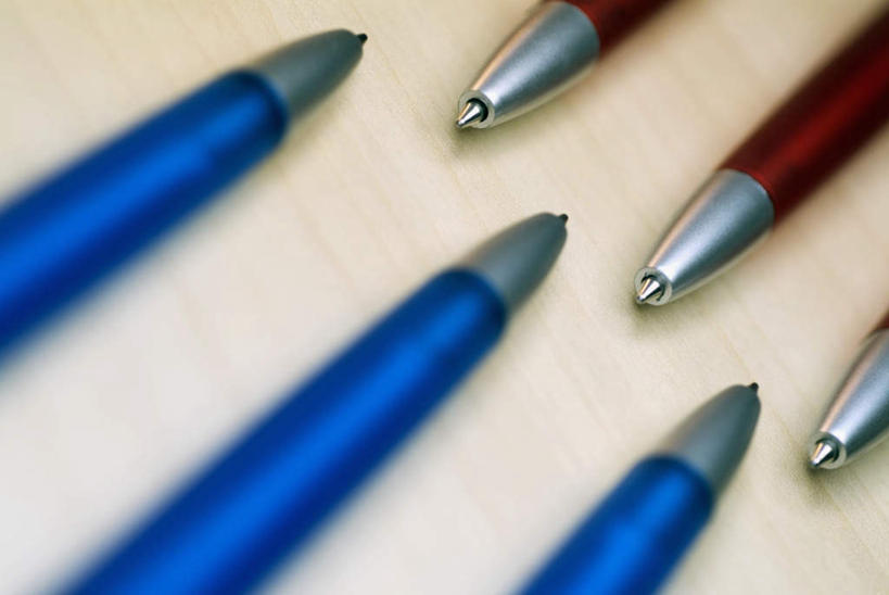 无人,横图,俯视,室内,特写,白天,静物,许多,阴影,朦胧,模糊,反射,笔,影子,办公用品,圆珠笔,很多,文具,红色,蓝色,学习用品,文具用品,彩图,高角度拍摄